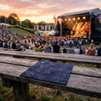 Sitteunderlag i ull på konsert – Tuva Tøv