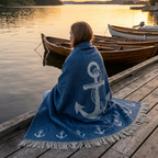 ANKER ullpledd på brygge ved solnedgang – Tuva Tøv